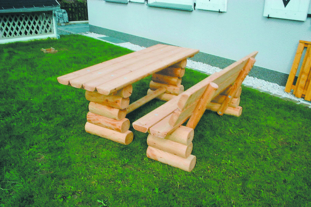 Sitzgarnitur Tisch Gartenmöbel Holz im Garten